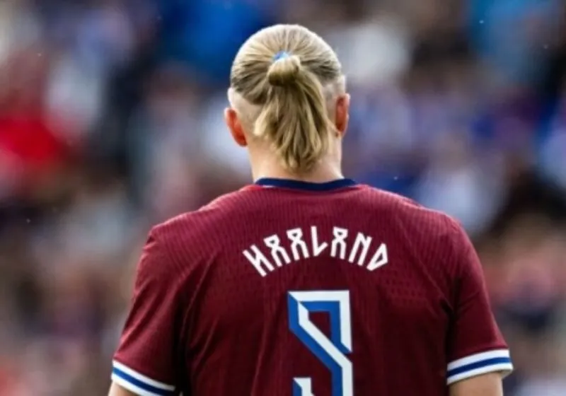 Erling Haaland đổi tên trên áo đấu